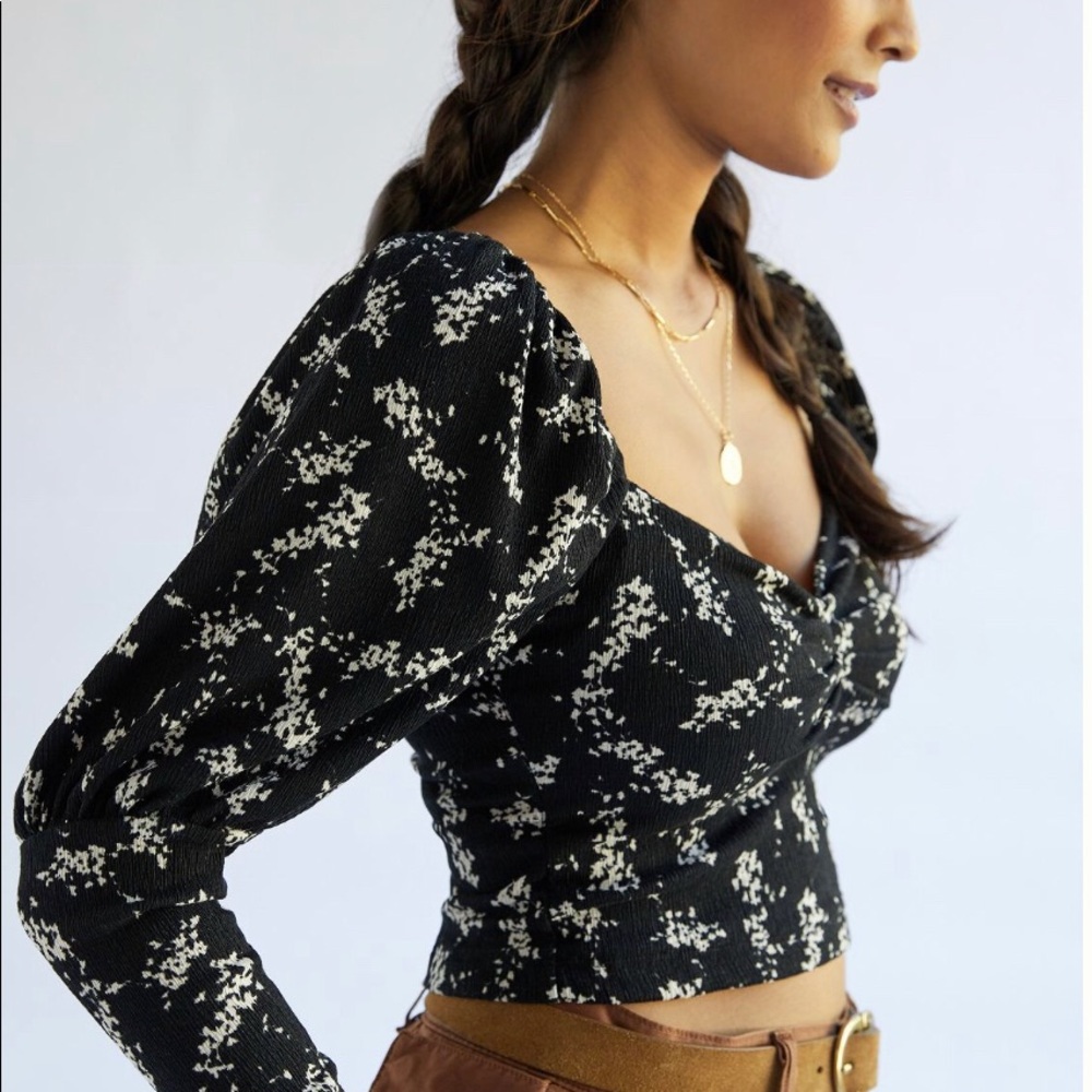 Super cute, pretty top with the right amount of puff on sleeves